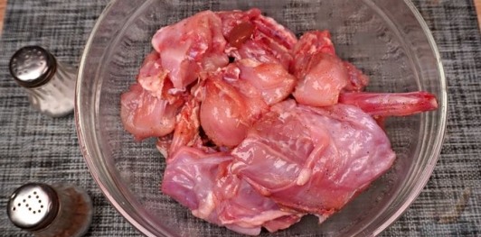 Фото приготовления рецепта: Паприкаш из кролика с грибами - шаг №2