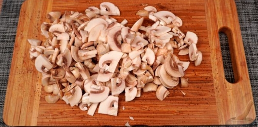 Фото приготовления рецепта: Паприкаш из кролика с грибами - шаг №6