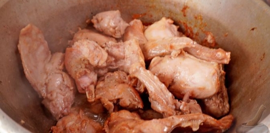 Фото приготовления рецепта: Паприкаш из кролика с грибами - шаг №8