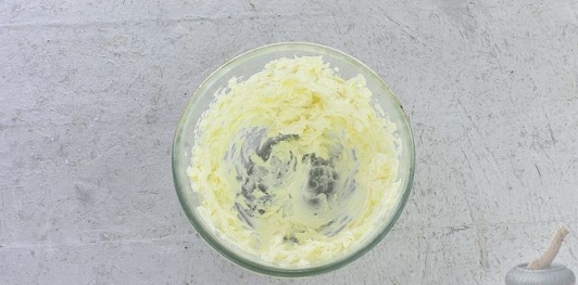 Фото приготовления рецепта: Пасхальные бабы на сливках и желтках - шаг №8