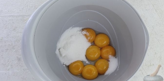 Фото приготовления рецепта: Пасхальные бабы на сливках и желтках - шаг №6