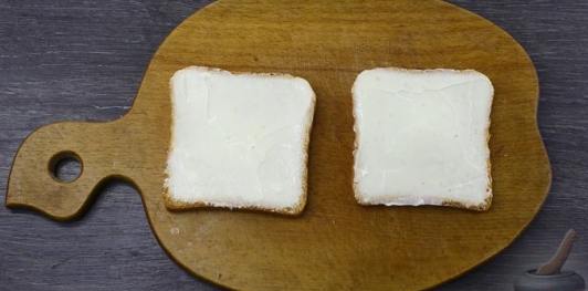 Фото приготовления рецепта: Пасхальные бутерброды "Кролики" - шаг №3