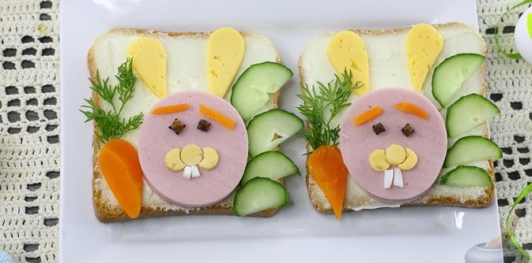 Фото приготовления рецепта: Пасхальные бутерброды "Кролики" - шаг №9