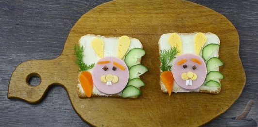 Фото приготовления рецепта: Пасхальные бутерброды "Кролики" - шаг №7