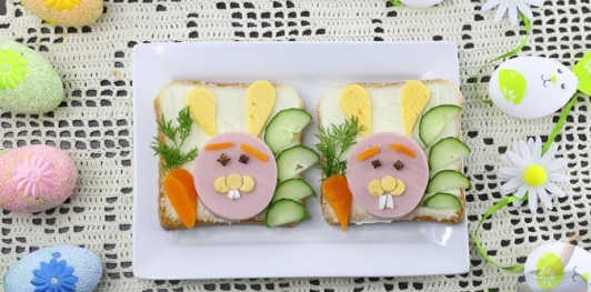 Фото приготовления рецепта: Пасхальные бутерброды "Кролики" - шаг №8