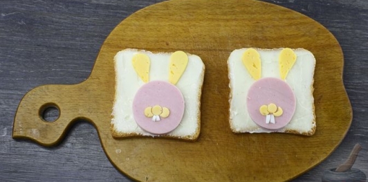 Фото приготовления рецепта: Пасхальные бутерброды "Кролики" - шаг №5