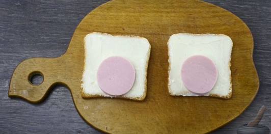 Фото приготовления рецепта: Пасхальные бутерброды "Кролики" - шаг №4