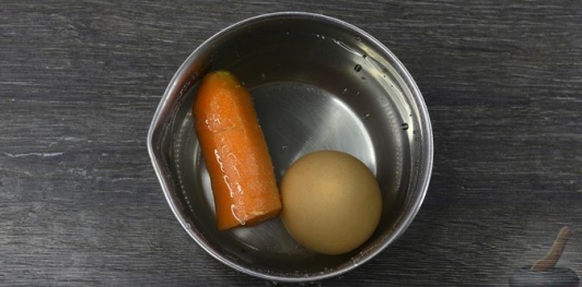 Фото приготовления рецепта: Пасхальные бутерброды "Кролики" - шаг №2