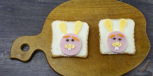 Фото приготовления рецепта: Пасхальные бутерброды "Кролики" - шаг №6