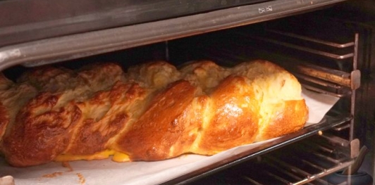 Фото приготовления рецепта: Пасхальный чорег (турецкий кулич-косичка) - шаг №28