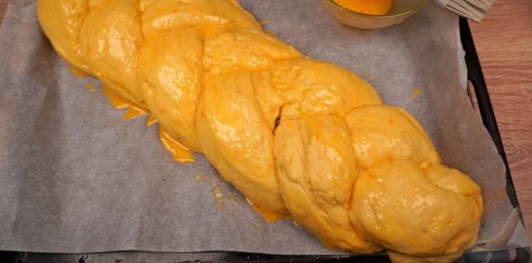 Фото приготовления рецепта: Пасхальный чорег (турецкий кулич-косичка) - шаг №27