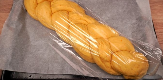 Фото приготовления рецепта: Пасхальный чорег (турецкий кулич-косичка) - шаг №24