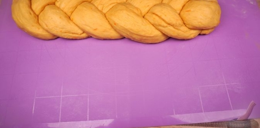 Фото приготовления рецепта: Пасхальный чорег (турецкий кулич-косичка) - шаг №22