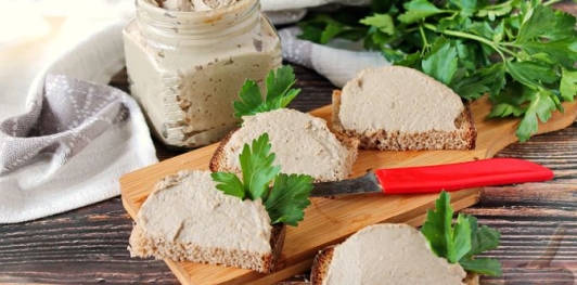 Фото приготовления рецепта: Паштет из рыбных консервов, яиц и сыра - шаг №6