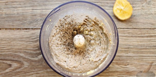 Фото приготовления рецепта: Паштет из рыбных консервов, яиц и сыра - шаг №5