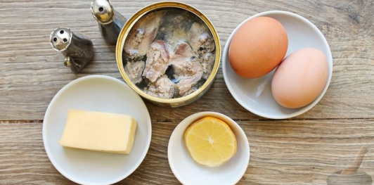 Фото приготовления рецепта: Паштет из рыбных консервов, яиц и сыра - шаг №1