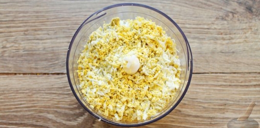 Фото приготовления рецепта: Паштет из рыбных консервов, яиц и сыра - шаг №4