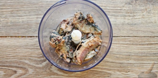 Фото приготовления рецепта: Паштет из рыбных консервов, яиц и сыра - шаг №2