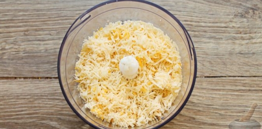 Фото приготовления рецепта: Паштет из рыбных консервов, яиц и сыра - шаг №3