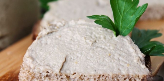 Фото приготовления рецепта: Паштет из рыбных консервов, яиц и сыра - шаг №7