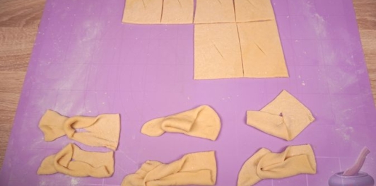 Фото приготовления рецепта: Печенье "Крылья ангела" (на кефире) - шаг №9