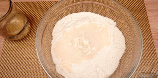 Фото приготовления рецепта: Пирожки-лепёшки со шпинатом и сыром (на сковороде) - шаг №4