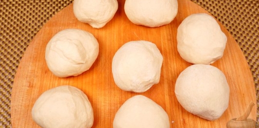 Фото приготовления рецепта: Пирожки-лепёшки со шпинатом и сыром (на сковороде) - шаг №21