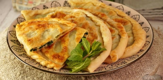 Фото приготовления рецепта: Пирожки-лепёшки со шпинатом и сыром (на сковороде) - шаг №30