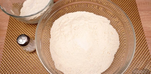 Фото приготовления рецепта: Пирожки-лепёшки со шпинатом и сыром (на сковороде) - шаг №2