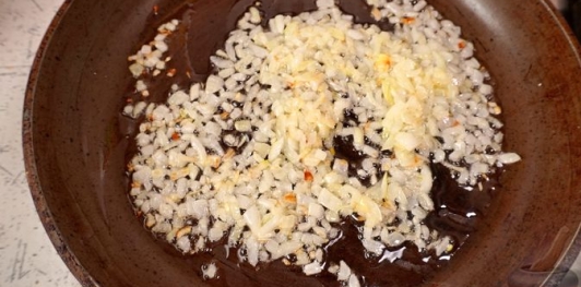 Фото приготовления рецепта: Пирожки-лепёшки со шпинатом и сыром (на сковороде) - шаг №13