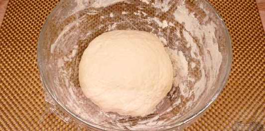 Фото приготовления рецепта: Пирожки-лепёшки со шпинатом и сыром (на сковороде) - шаг №7