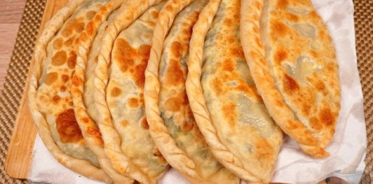 Фото приготовления рецепта: Пирожки-лепёшки со шпинатом и сыром (на сковороде) - шаг №27