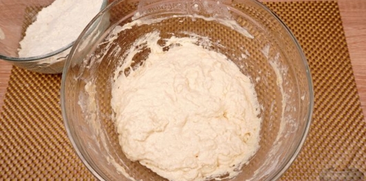 Фото приготовления рецепта: Пирожки-лепёшки со шпинатом и сыром (на сковороде) - шаг №5