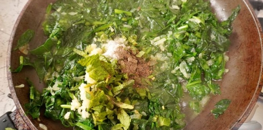 Фото приготовления рецепта: Пирожки-лепёшки со шпинатом и сыром (на сковороде) - шаг №17