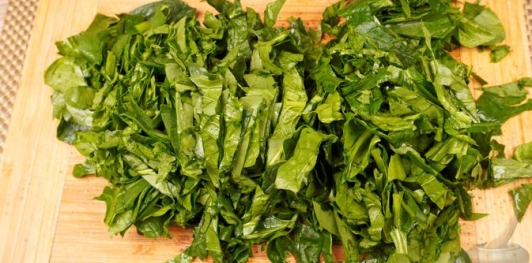 Фото приготовления рецепта: Пирожки-лепёшки со шпинатом и сыром (на сковороде) - шаг №9