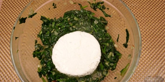 Фото приготовления рецепта: Пирожки-лепёшки со шпинатом и сыром (на сковороде) - шаг №19