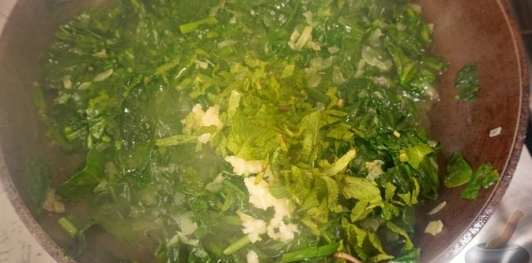 Фото приготовления рецепта: Пирожки-лепёшки со шпинатом и сыром (на сковороде) - шаг №16