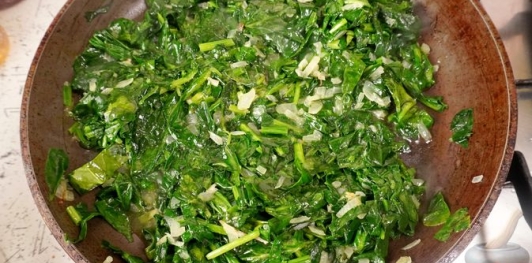 Фото приготовления рецепта: Пирожки-лепёшки со шпинатом и сыром (на сковороде) - шаг №15