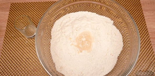 Фото приготовления рецепта: Пирожки-лепёшки со шпинатом и сыром (на сковороде) - шаг №3