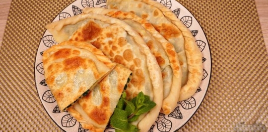 Фото приготовления рецепта: Пирожки-лепёшки со шпинатом и сыром (на сковороде) - шаг №28