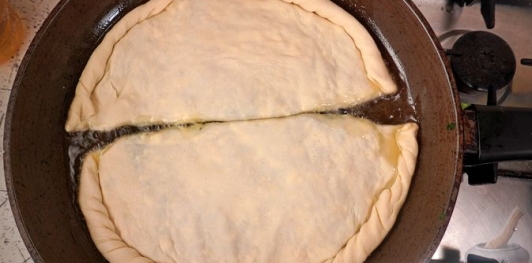 Фото приготовления рецепта: Пирожки-лепёшки со шпинатом и сыром (на сковороде) - шаг №25