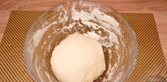 Фото приготовления рецепта: Пирожки-лепёшки со шпинатом и сыром (на сковороде) - шаг №6