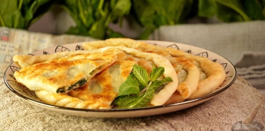 Фото приготовления рецепта: Пирожки-лепёшки со шпинатом и сыром (на сковороде) - шаг №29