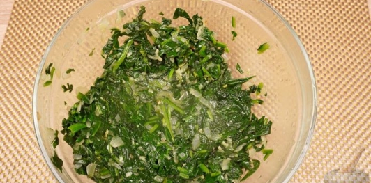 Фото приготовления рецепта: Пирожки-лепёшки со шпинатом и сыром (на сковороде) - шаг №18