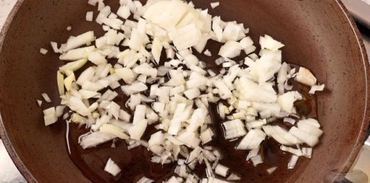 Фото приготовления рецепта: Пирожки-лепёшки со шпинатом и сыром (на сковороде) - шаг №12