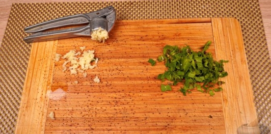 Фото приготовления рецепта: Пирожки-лепёшки со шпинатом и сыром (на сковороде) - шаг №11