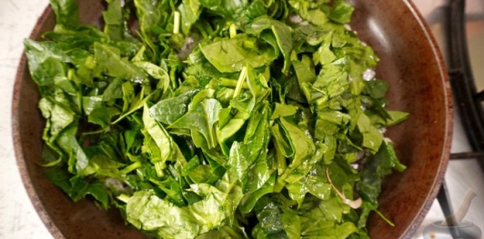 Фото приготовления рецепта: Пирожки-лепёшки со шпинатом и сыром (на сковороде) - шаг №14