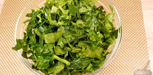 Фото приготовления рецепта: Пирожки-лепёшки со шпинатом и сыром (на сковороде) - шаг №10