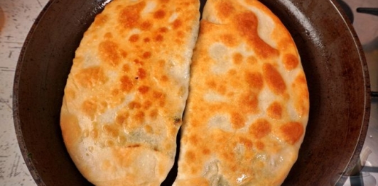 Фото приготовления рецепта: Пирожки-лепёшки со шпинатом и сыром (на сковороде) - шаг №26