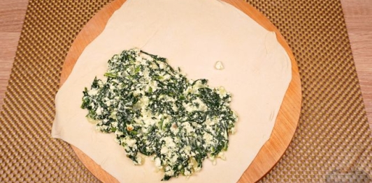 Фото приготовления рецепта: Пирожки-лепёшки со шпинатом и сыром (на сковороде) - шаг №23